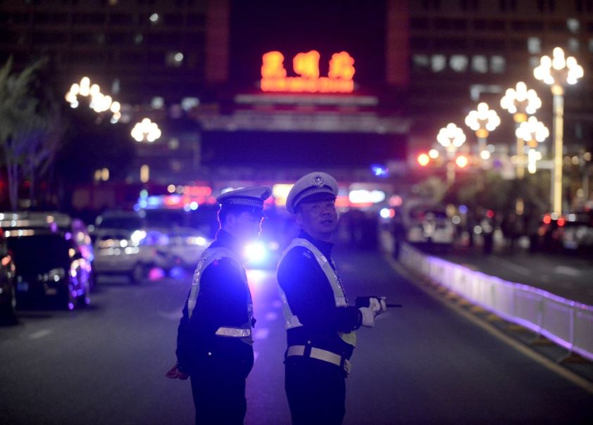 昆明火车站恐袭发生后，大量警力封锁现场，搜捕疑犯。新华社