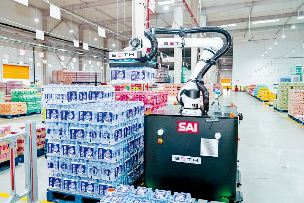 SAI機器人在太古可口可樂鄭州工廠搬運膜包飲料。