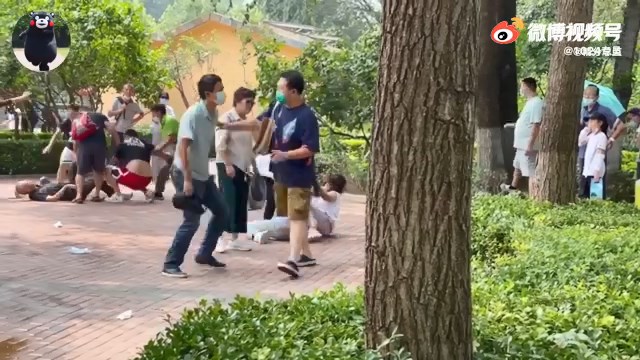 附近圍觀群眾勸架。微博片段