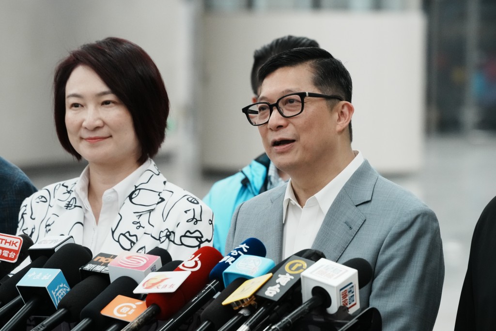 鄧炳強會見傳媒時表示,預計會就口岸運作各範疇進行過百個不同規模的綜合營運測試。 鄧炳強會見傳媒時表示,預計會就口岸運作各範疇進行過百個不同規模的綜合營運測試。