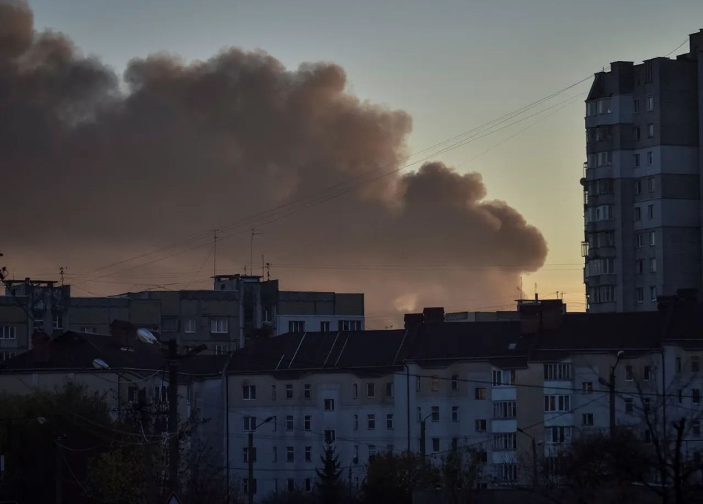 俄罗斯周二对乌克兰发动开战以来最大规模空袭，乌克兰西部大城利沃夫遭导弹击中后冒出浓烟。路透
