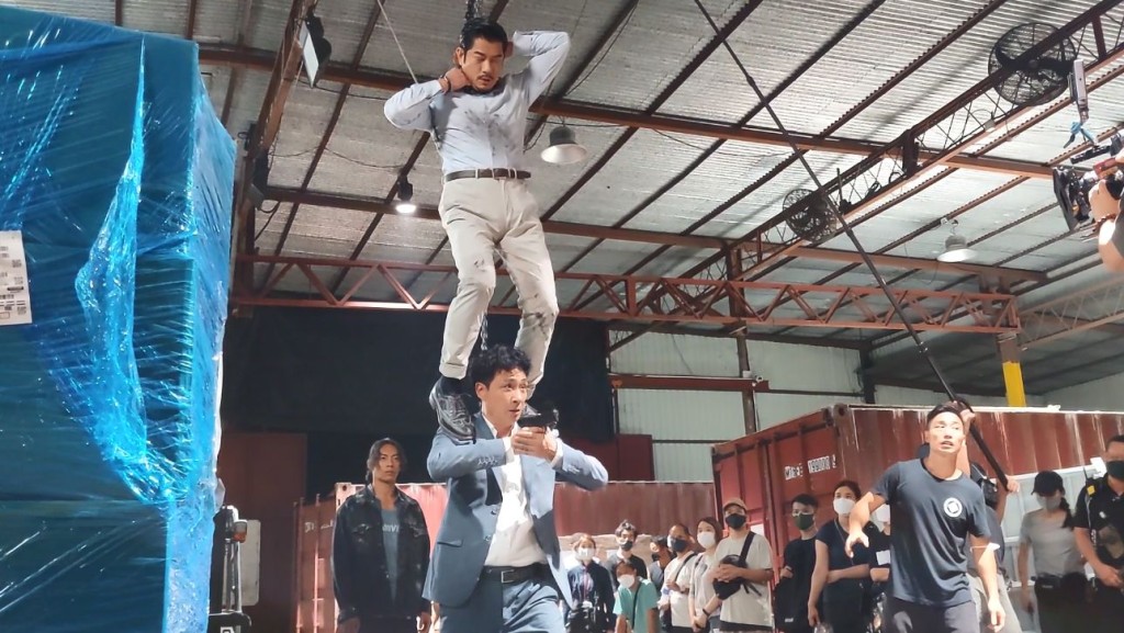 鎮宇叫城城真踩他肩膊,以求逼真效果。 鎮宇叫城城真踩他肩膊,以求逼真效果。