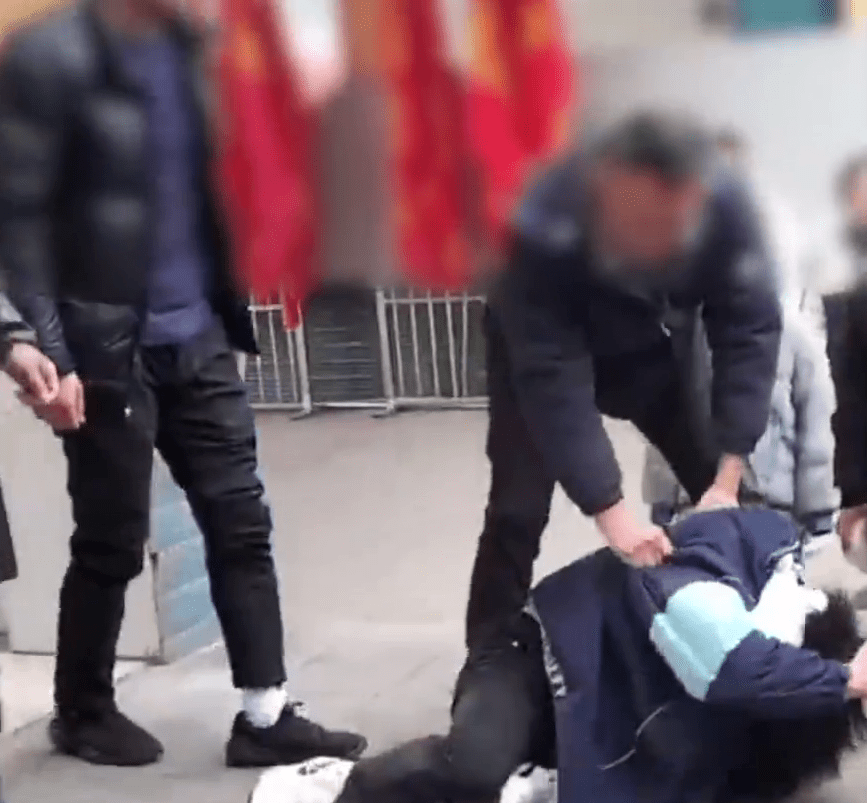 重慶男生被鎖喉、推搡、按地，疑因髮型問題遭老師當眾強行剪髮。