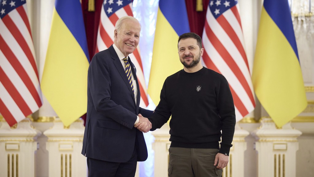 拜登到乌克兰总统府与泽连斯基会面。 美联社