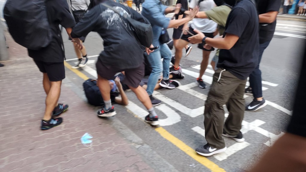 有懷疑便衣警員與示威者發生肢體衝突