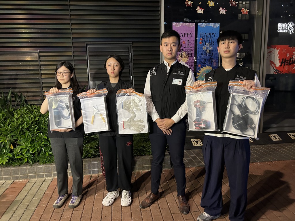 入境處展示所得證物。