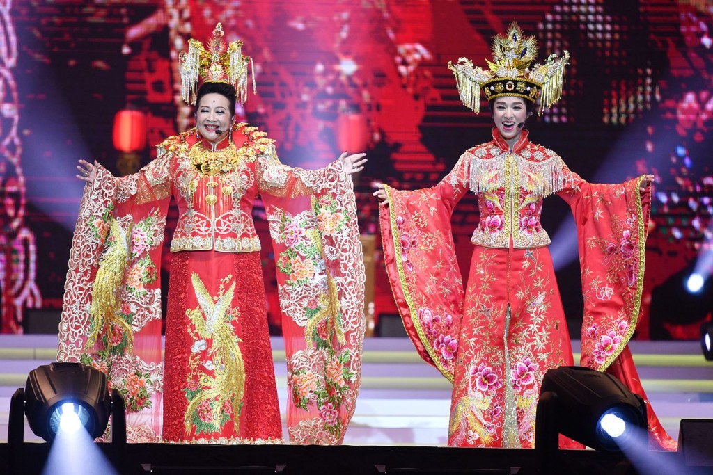 薛家燕在舞台上有新鲜造型。