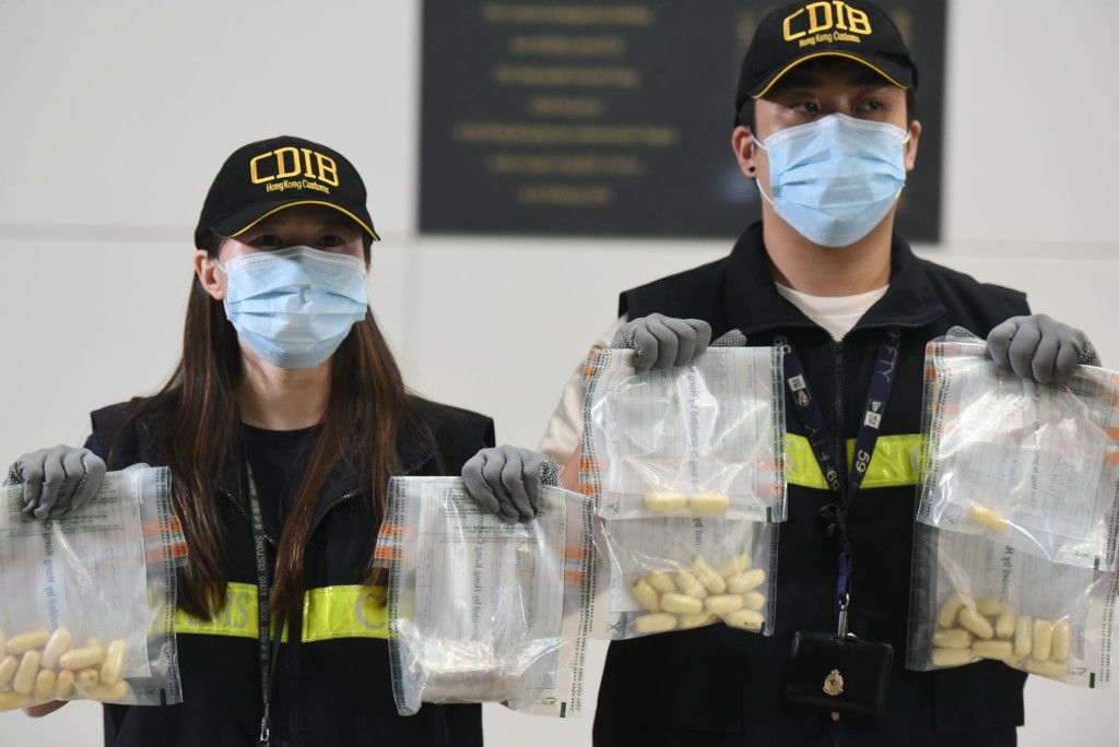 海關暫時檢獲120萬元可卡因，相信二人仍有毒品未被排出。