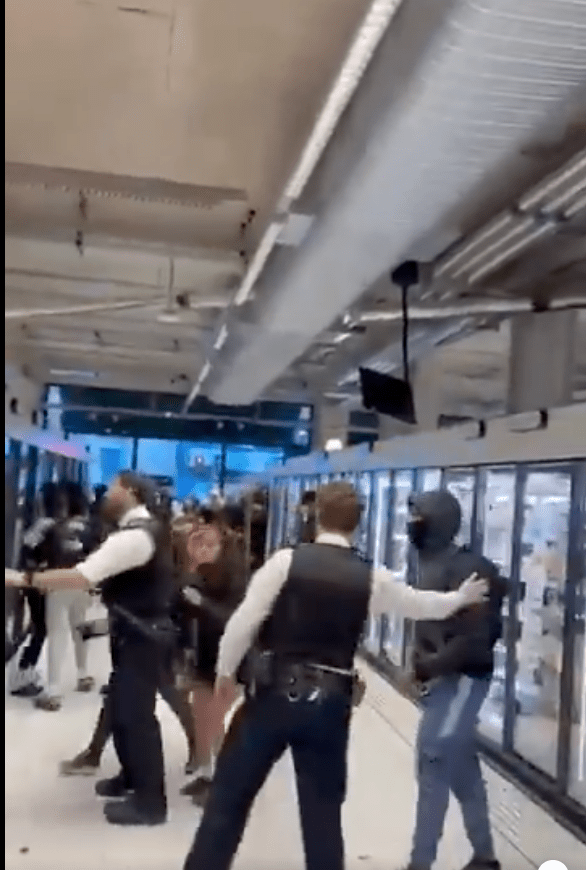 有政界人士倡议用实时人脸识别技术大规模拘捕涉案者。