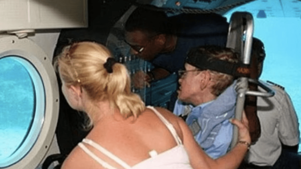 愛潑斯坦對霍金禮遇有加,特意改裝了一艘潛水艇,讓他能深入海中遊覽。 愛潑斯坦對霍金禮遇有加,特意改裝了一艘潛水艇,讓他能深入海中遊覽。