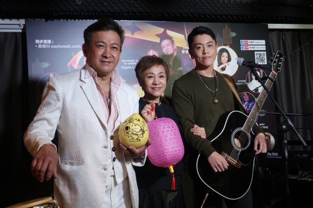 三人感情要好。