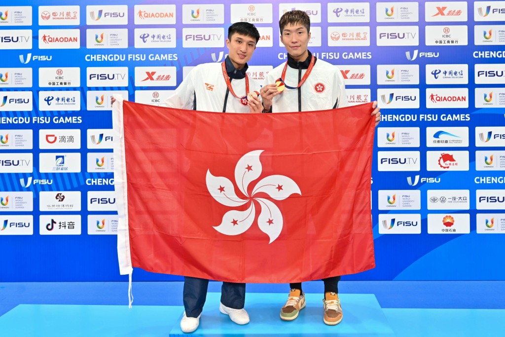 張家朗及蔡俊彥早前在世大運男子花劍奪牌。 大專體育協會圖片