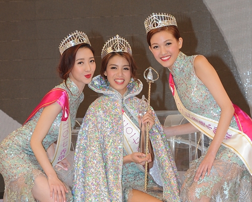 網民覺得何依婷（左）及黃瑋琦（右）屈居亞季軍，二人比雷莊𠒇靚女。