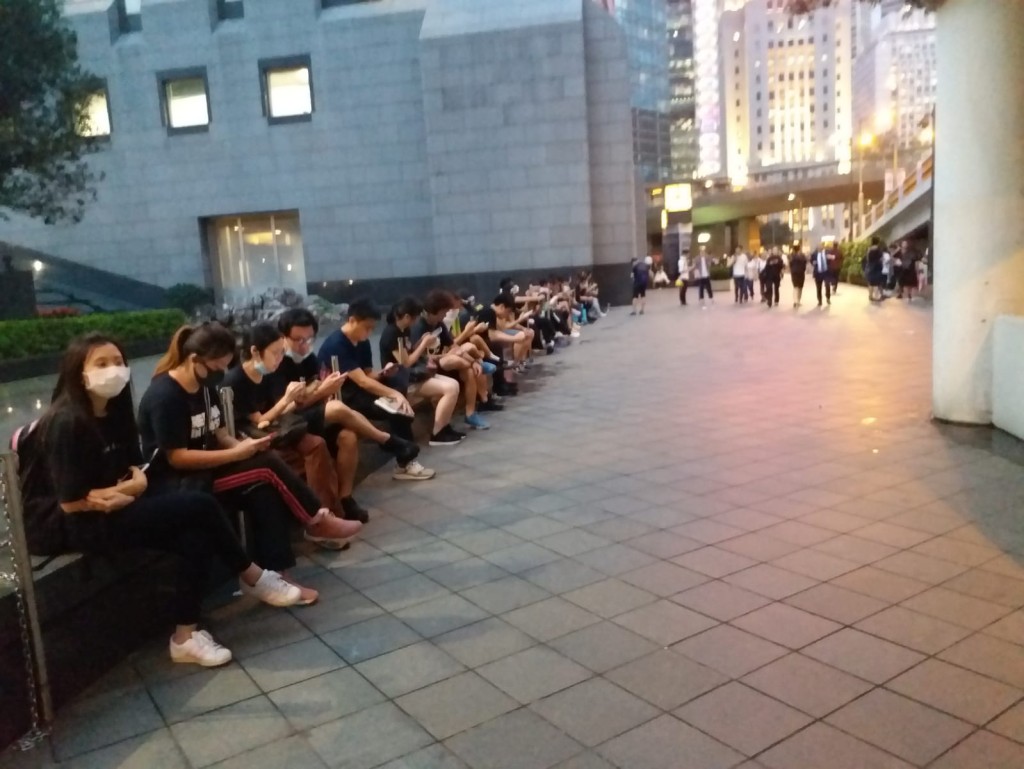 部份示威者退至中銀大廈前空地休息。