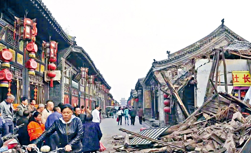 平遙古城有古建築在暴雨下倒塌。