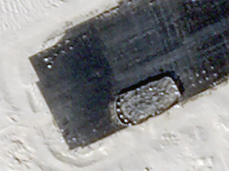 卫星图显示，中国的航母靶舰甚至复制了舰岛上的设备。