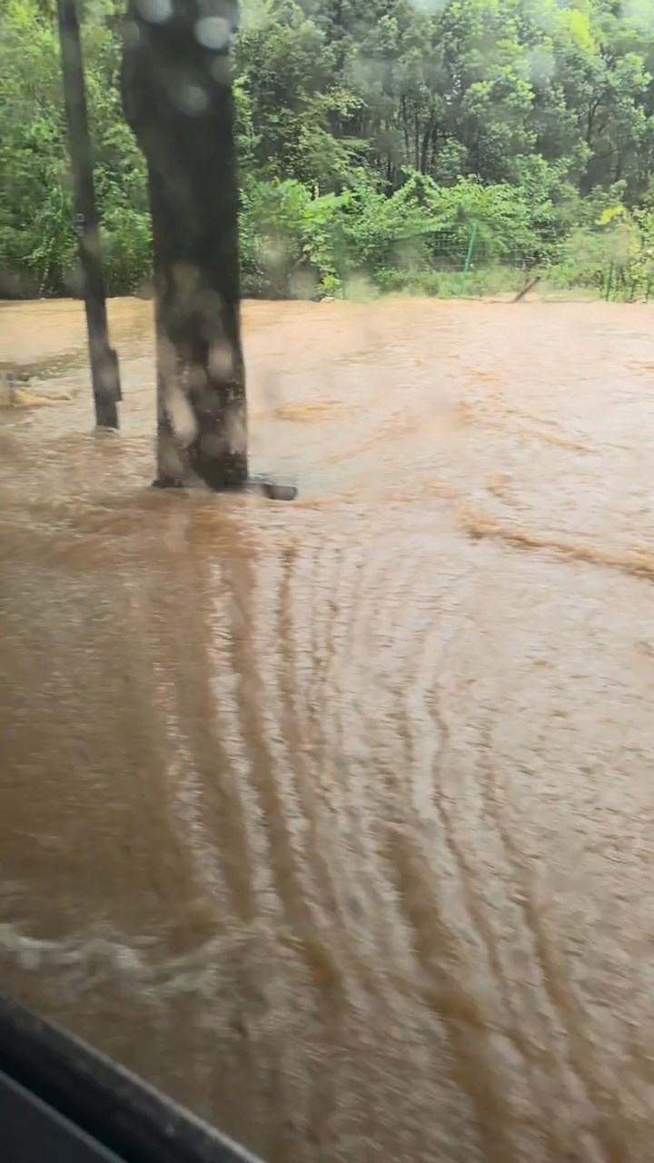 台风“白海豚”为多地带来暴雨。小红书@擦噼豆