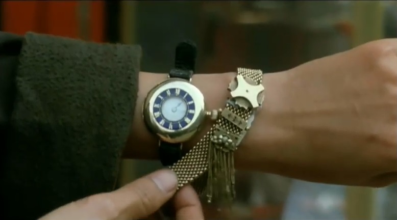 片中十三妹佩戴的腕表(左)，就是她之後送給船頭尺的情物。(電影網上截圖)