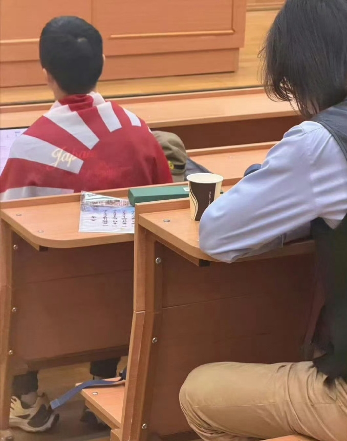 來自南京的中國留學生在俄羅斯課堂上披「旭日旗」。 來自南京的中國留學生在俄羅斯課堂上披「旭日旗」。