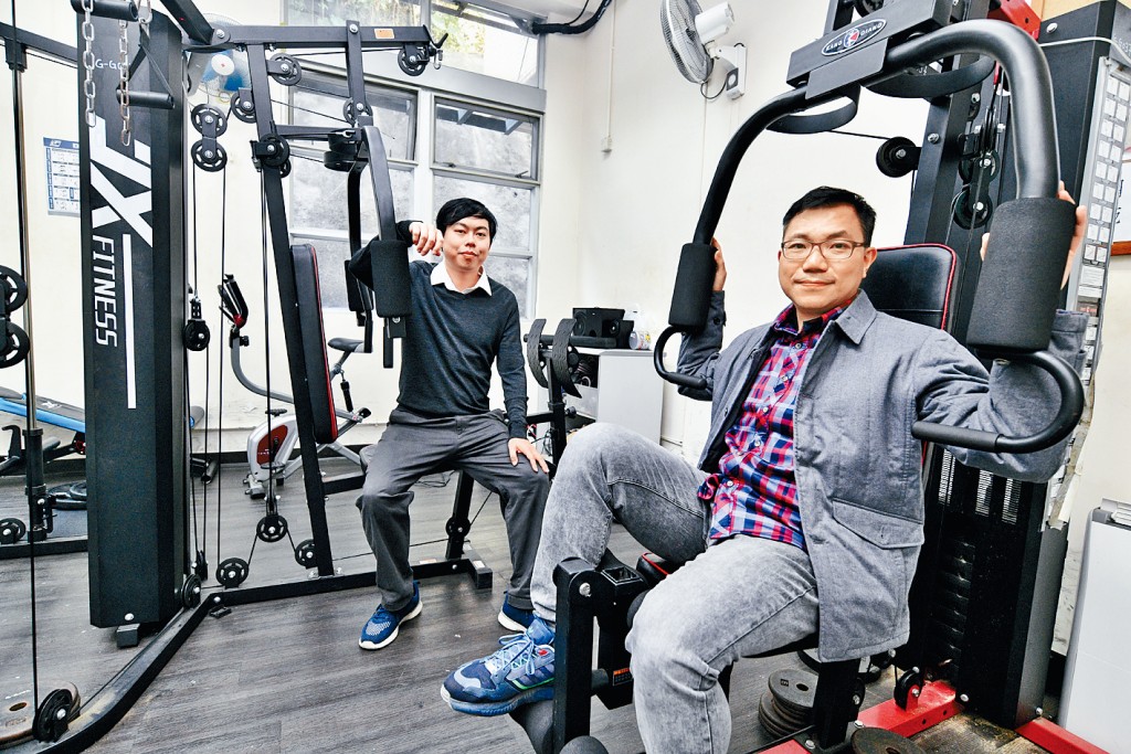 賽馬會日出山莊為吸毒者提供門診及住院服務，右為夏民光，左為陳浩祥。