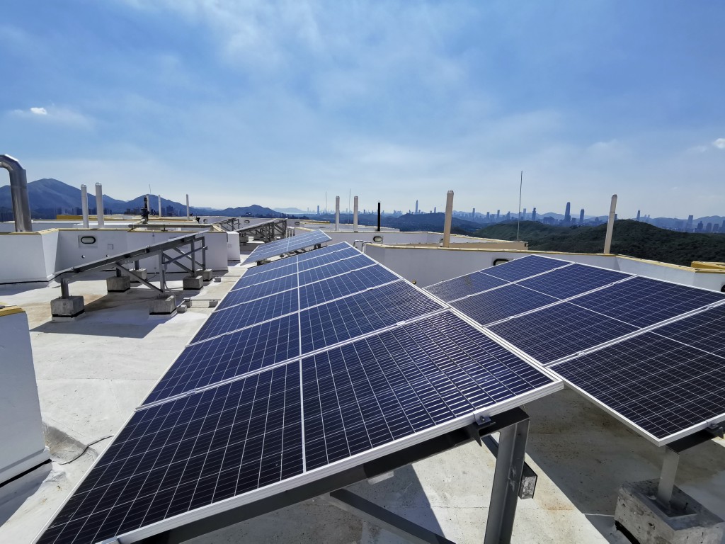 房委會在部分屋邨大廈天台安裝太陽能光伏發電系統,為邨內公共空間提供部分電力。 房委會在部分屋邨大廈天台安裝太陽能光伏發電系統,為邨內公共空間提供部分電力。