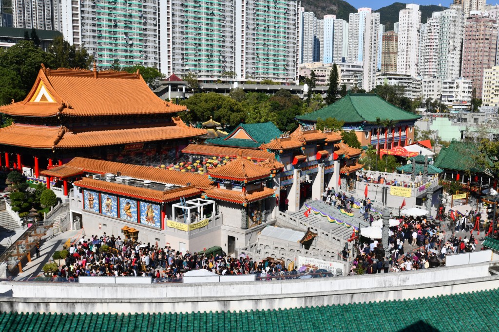 每年新春大批善信涌至黄大仙庙上香祈福。资料图片