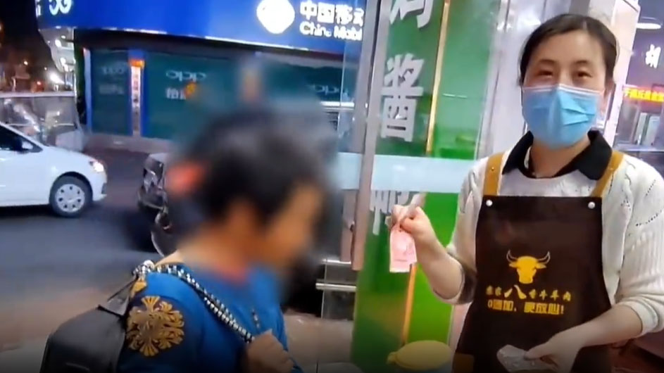 拾荒漢陰司紙買羊肉，老闆娘未忌諱收下。網片截圖