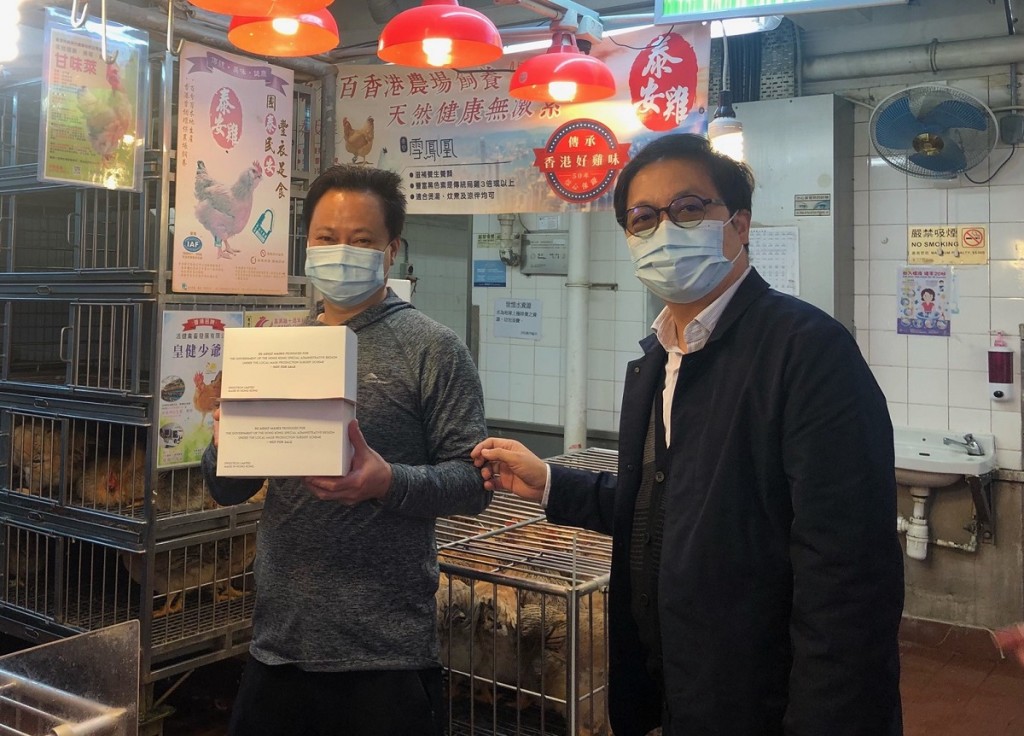 食環署署理助理署長黎兆光(右)今日到訪沙田街市,向街市檔戶派發口罩及宣傳單張。政府新聞處