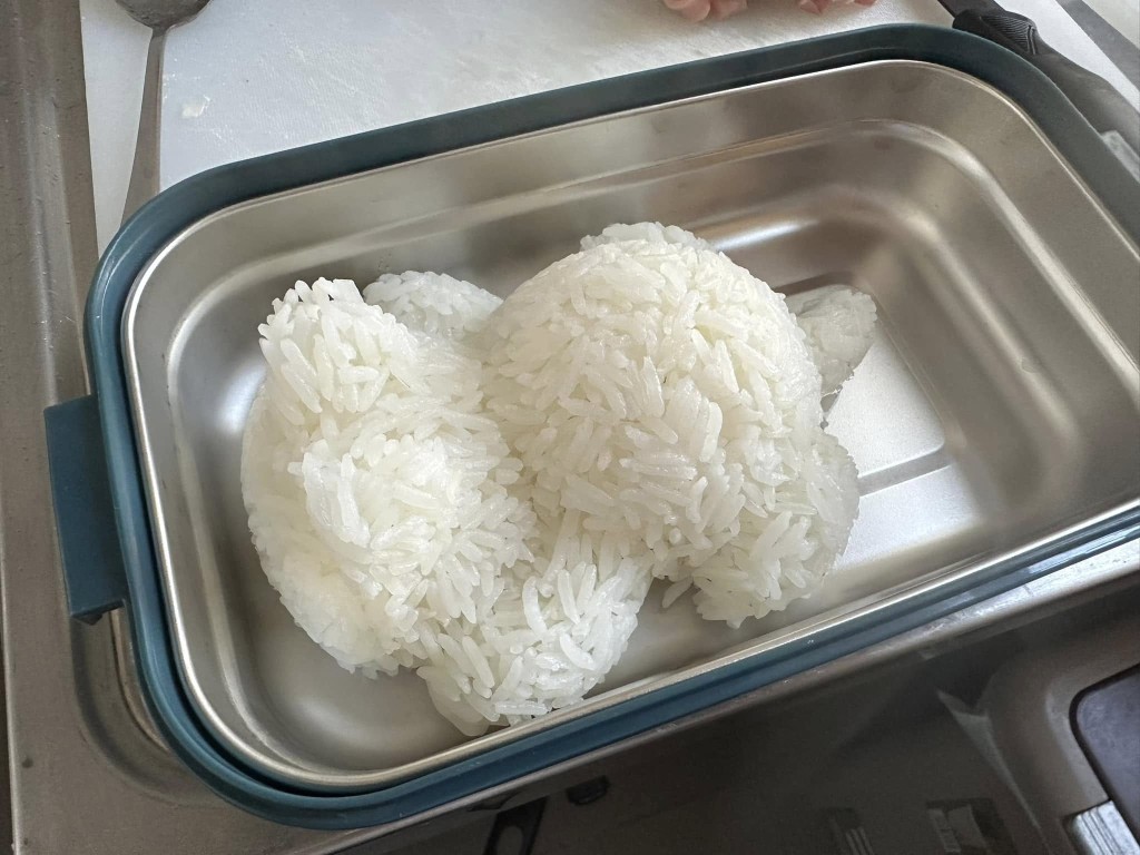 貓貓飯模倒出的白雪雪米飯。fb「香港帶飯關注組」截圖