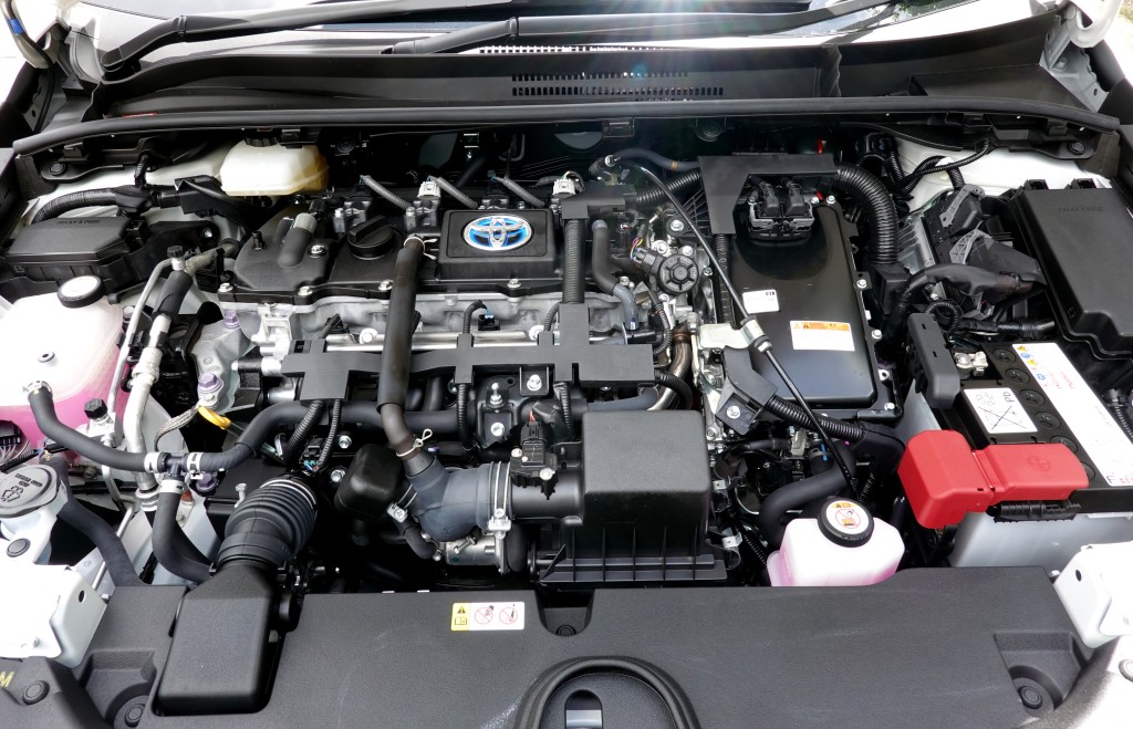 ●1.8公升直四混能引擎源自同廠Prius。