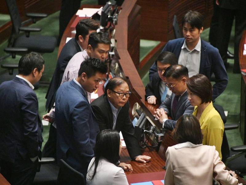 建制派批評民主派阻撓答問會進行。