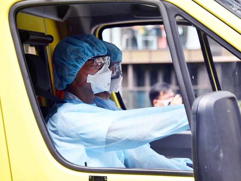 車上人員均穿上全套保護衣物。