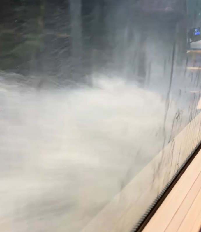 網民:以為搭到巴士,其實係滑浪飛船。好彩正常呢條路落大雨唔會有咩人行,香港南區黑雨。資料來源:speaking.of_aki@Threads 網民:以為搭到巴士,其實係滑浪飛船。好彩正常呢條路落大雨唔會有咩人行,香港南區黑雨。資料來源:speaking.of_aki@Threads