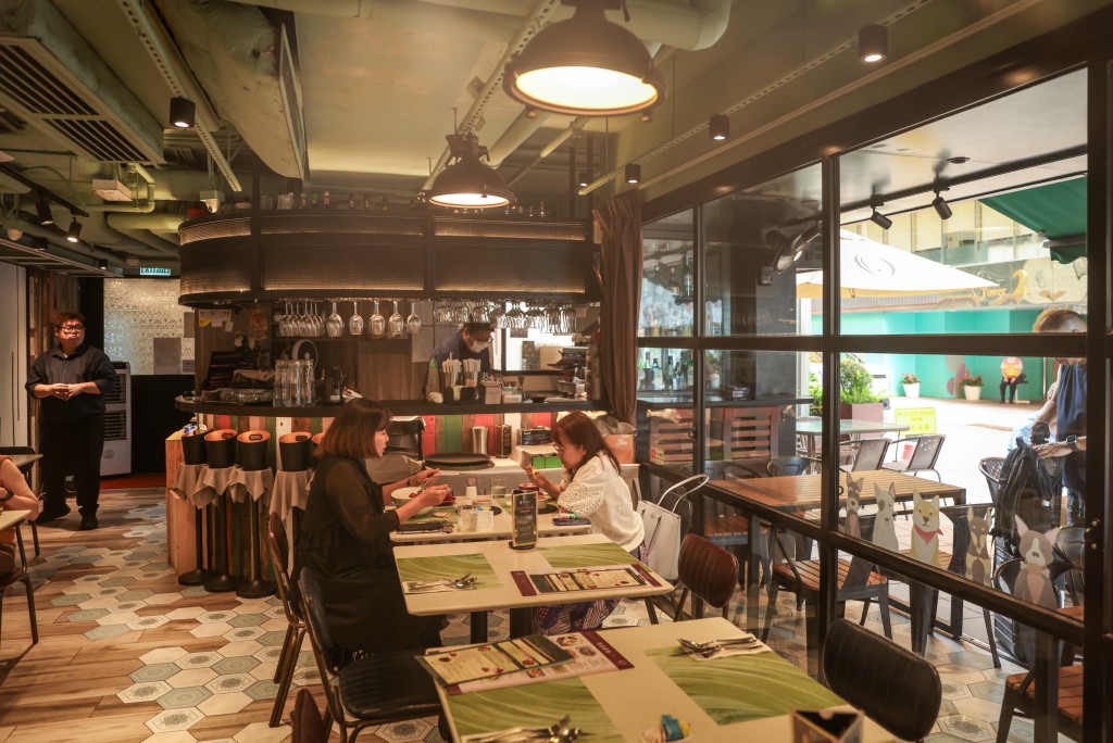 餐廳設有戶外座位,之前都有客人攜狗用餐。 餐廳設有戶外座位,之前都有客人攜狗用餐。
