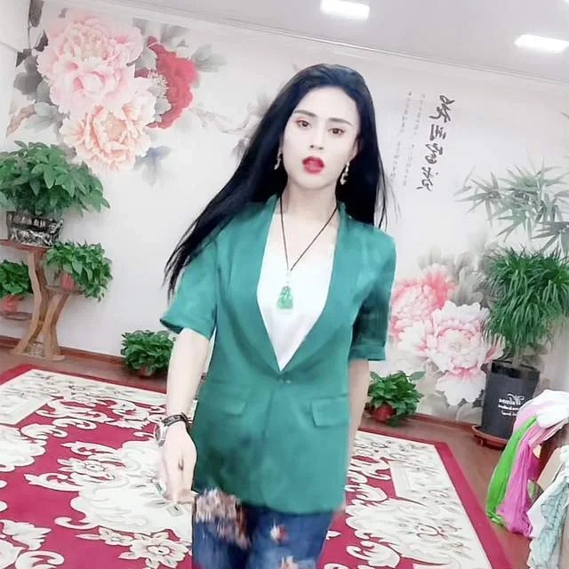 羅大美以反串演出擁有大量粉絲，開始直播帶貨後致富。