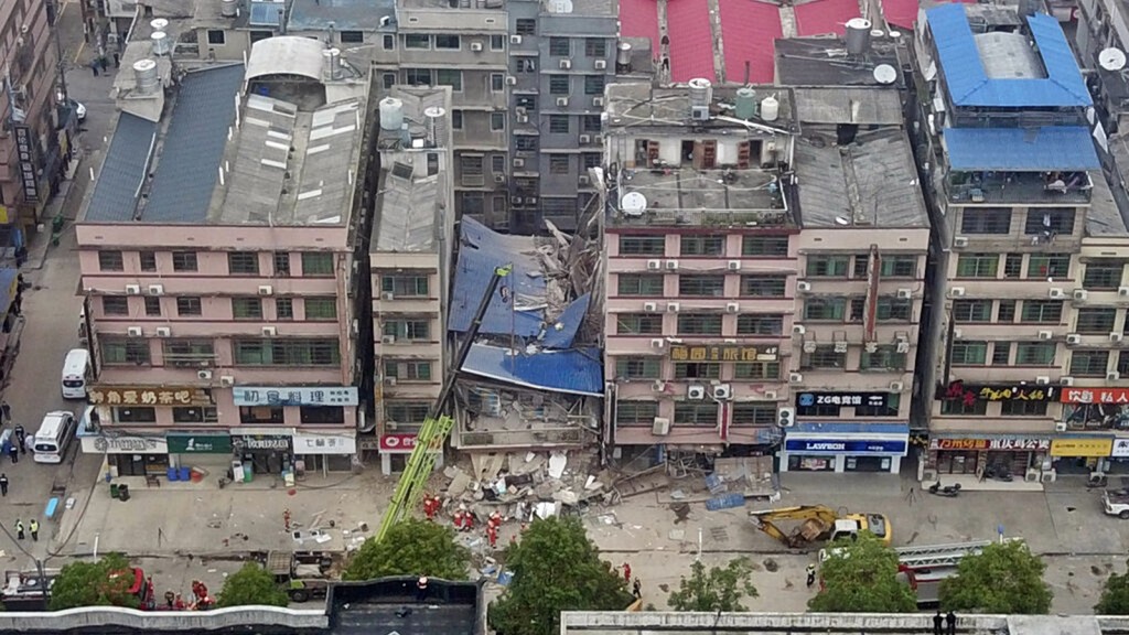 長沙市望城區一幢8層高民居早前突然倒塌。AP圖片