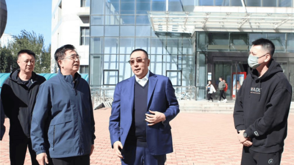 宋凱（左二）與遼寧男籃俱樂部管理層。 遼寧瀋陽三生飛豹籃球俱樂部官方微博