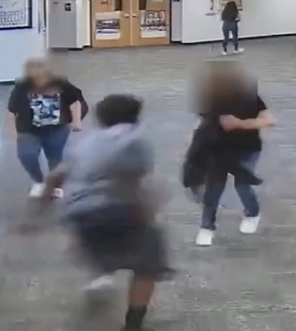 从影片可见，男生突然暴冲向该名教师。