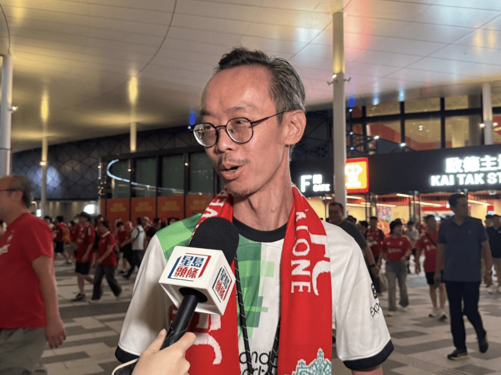 利物浦球迷黃先生雖對賽果感到遺憾,但能在香港親身觀賞球隊比賽,已實現多年的心願。蔡思宇攝 利物浦球迷黃先生雖對賽果感到遺憾,但能在香港親身觀賞球隊比賽,已實現多年的心願。蔡思宇攝