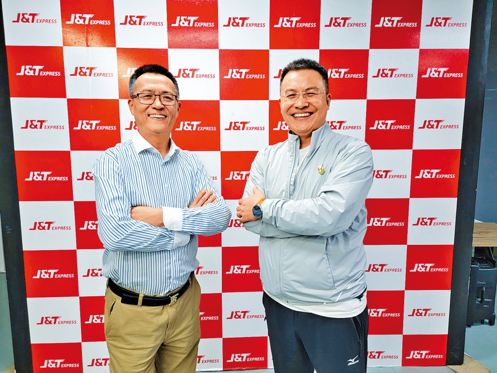 后軍儀（左）強調，目前極兔在內地及東南亞的快遞市場已取得一定成績。旁為霍文生。