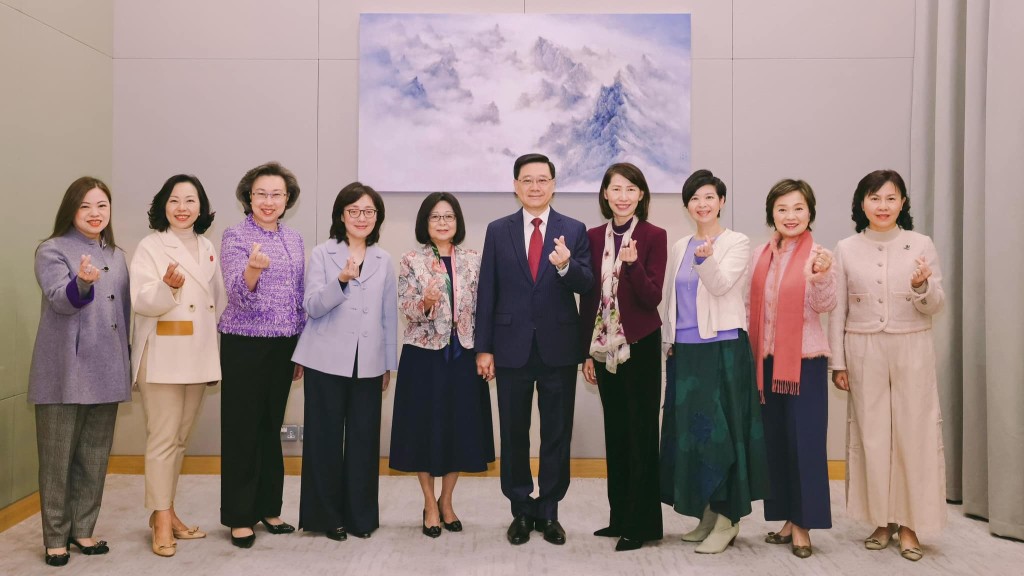 行政長官李家超和太太與七名女局長和特首辦主任合影。李家超FB圖片