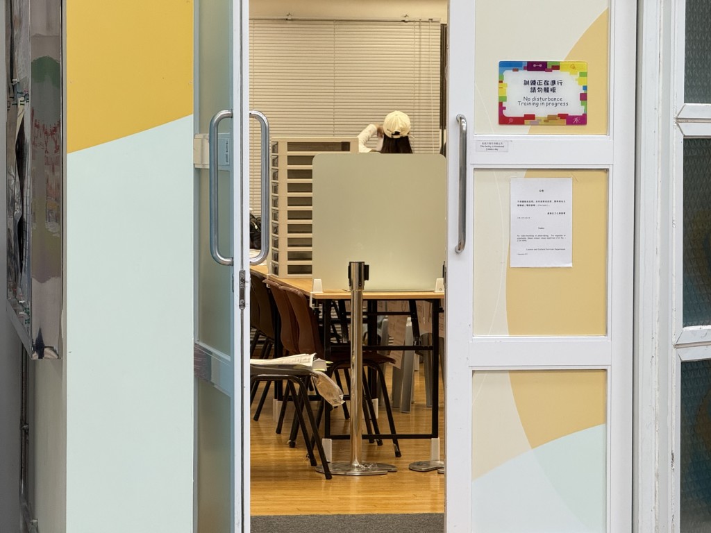 室內已擺好檯凳,門外亦懸掛橫幅及指示牌。 室內已擺好檯凳,門外亦懸掛橫幅及指示牌。