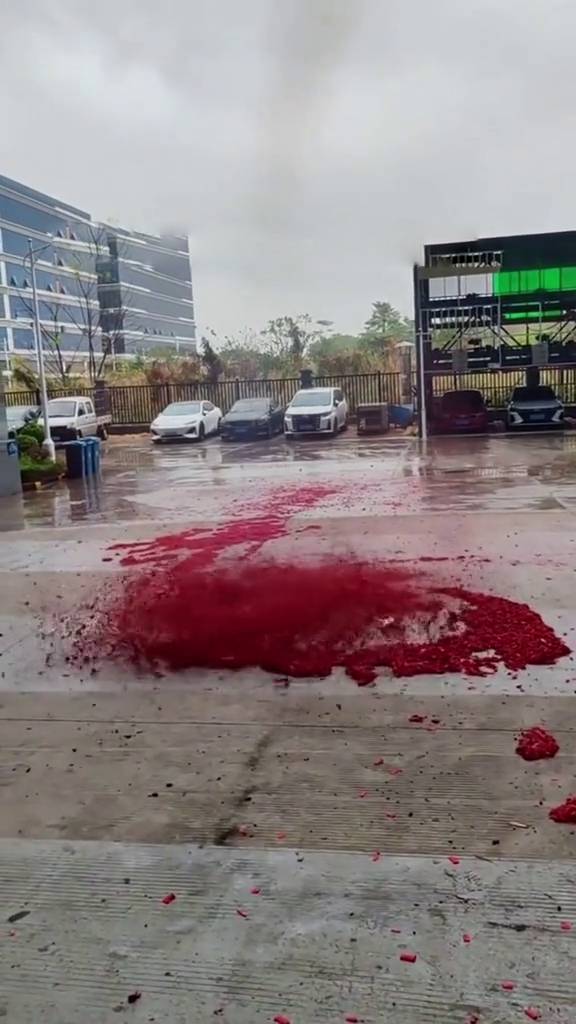 广东佛山一企业开工放鞭炮,现场出现尘卷风。 网片截图 广东佛山一企业开工放鞭炮,现场出现尘卷风。 网片截图