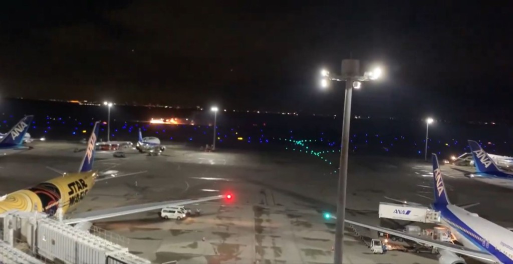 东京羽田机场有日航飞机著火。 (平台X)