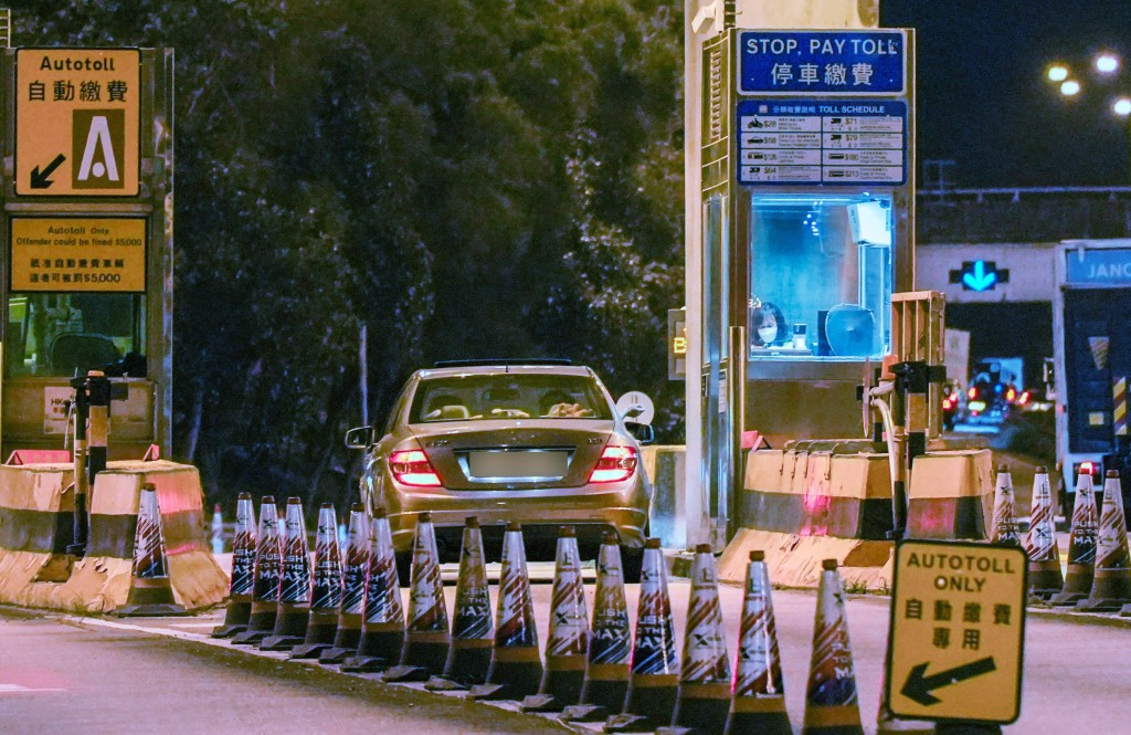 星期一至六私家車及電單車採用分段收費。資料圖片 星期一至六私家車及電單車採用分段收費。資料圖片