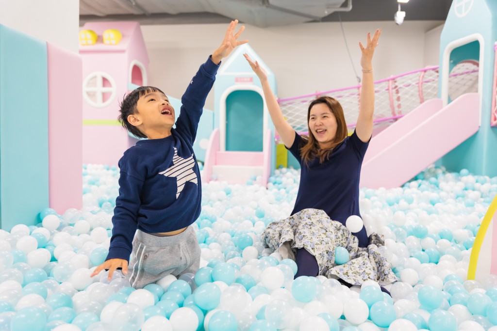近日「文具佬」有新搞作,於港島區一分店旁開設playhouse,七嫂笑言指朋友說「文具佬」 的未來發展會隨兩個囝囝喜好而轉變,說不定日後會開設「電競場」、高卡車場。(圖片來源:《親子王》) 近日「文具佬」有新搞作,於港島區一分店旁開設playhouse,七嫂笑言指朋友說「文具佬」 的未來發展會隨兩個囝囝喜好而轉變,說不定日後會開設「電競場」、高卡車場。(圖片來源:《親子王》)