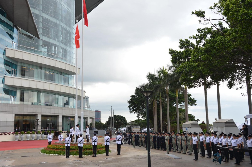 嘉宾在会展3楼大会堂通过电视屏幕观看升旗仪式。