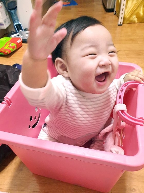 16个月大的女童哲仁。