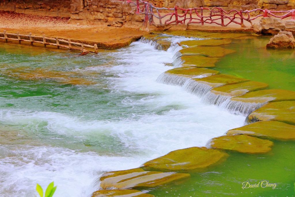 陡坡塘瀑布的瀑布水，洒在长百多米宽阔且平坦的钙华滩坝上。图片授权David Cheng