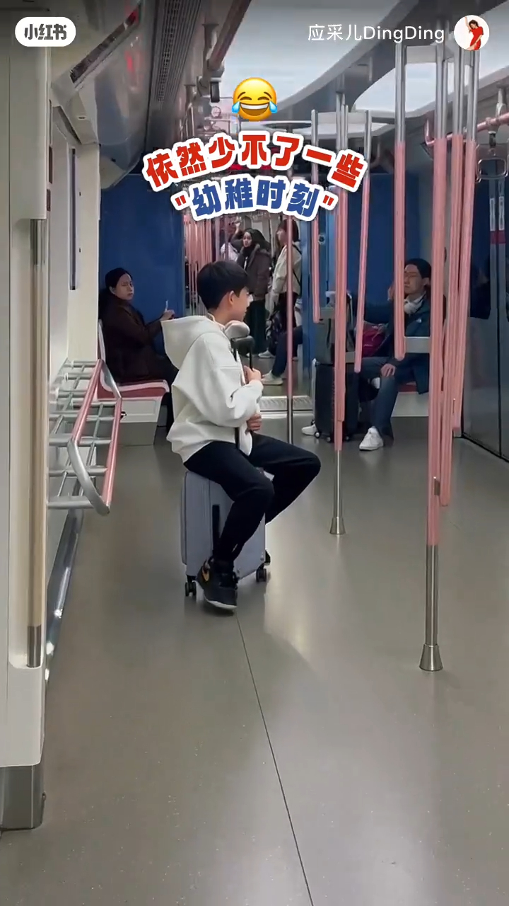 Jasper在車廂內用行李箱滑行，應采兒完全無制止。